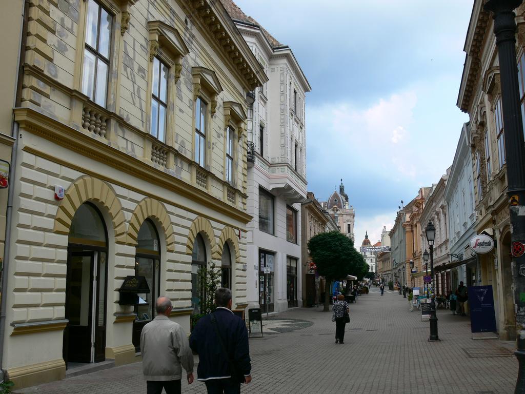 Sunny City Center Печ Екстериор снимка