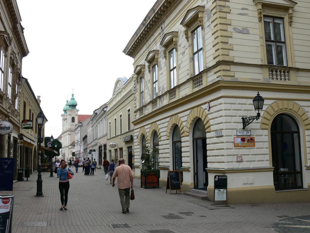 Sunny City Center Печ Екстериор снимка