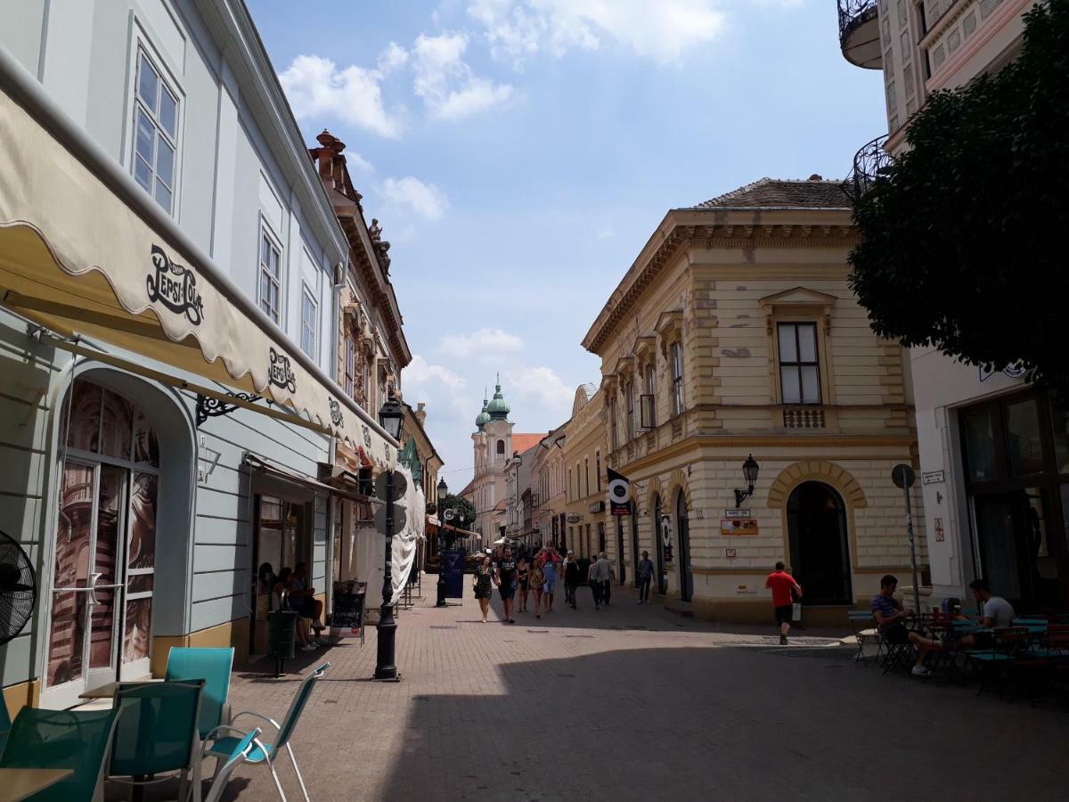 Sunny City Center Печ Екстериор снимка