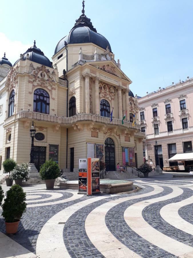 Sunny City Center Печ Екстериор снимка